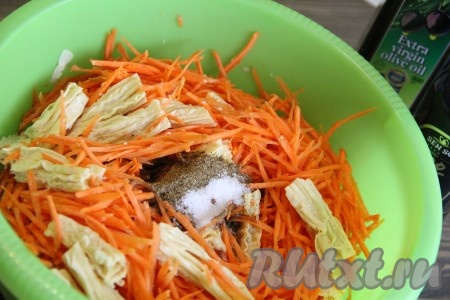 Соль, чёрный и красный молотый перец, приправу для корейской моркови добавить к спарже с морковью и тщательно перемешать.