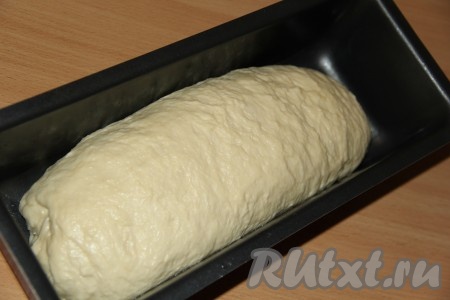 Форму для выпекания смазать растительным маслом. Выложить тесто в форму, накрыть его полотенцем и оставить на 40 минут в тепле.