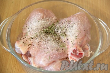 Ножки выложить в удобную посуду. Добавить соль, листики тимьяна. Хорошо втереть соль и пряности в курицу.