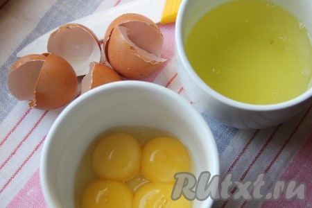 Прежде всего займёмся приготовлением бисквита. Яйца нужно разделить на белки и желтки. Белки взбить с щепоткой соли миксером до мягких пиков.