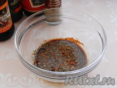 Для приготовления маринада смешать соевый соус, мед (или сладкий соевый соус), оливковое масло, специи для мяса.
