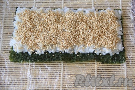 Щедро посыпать рис кунжутом.