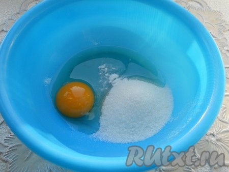 Добавить к сахару сырое яйцо, щепотку соли и ванилин.
