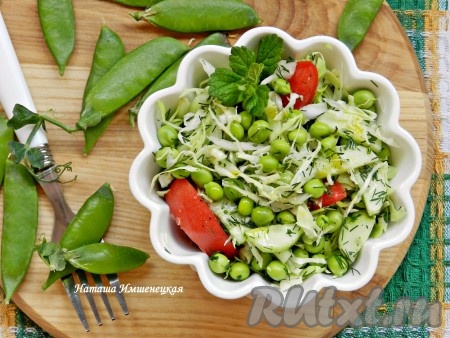 Салат из свежего зелёного горошка с капустой и огурцами 