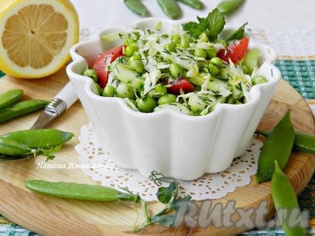 Вкусный, сочный, яркий салат, приготовленный из свежего зеленого горошка с капустой и огурцами, подать к столу.