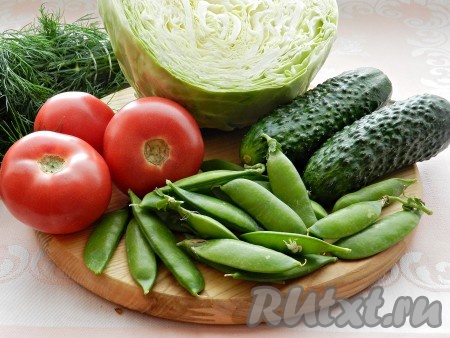 Подготовить продукты для приготовления салата из свежего зелёного горошка с капустой и огурцами.