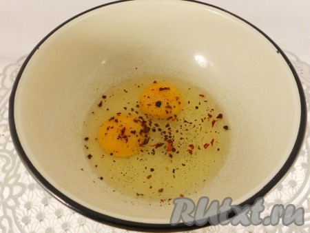 В миску вбить яйца, добавить соль по вкусу и специи.