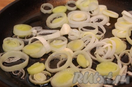 Нарезаем лук порей кольцами и обжариваем на сковороде на сливочном масле.