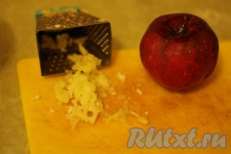 Сыр  и яблоки натереть на терке.