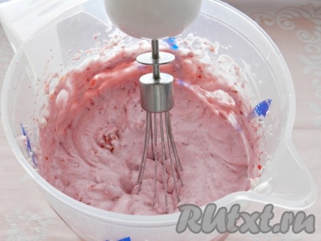 Вымытую и обсушенную клубнику разрезать на четвертинки, добавить в крем и перемешать, чтобы некоторые кусочки ягод остались целыми.