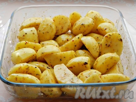 Смешать картофель с маслом и специями, чтобы все кусочки были равномерно покрыты. Выложить в форму для выпечки.