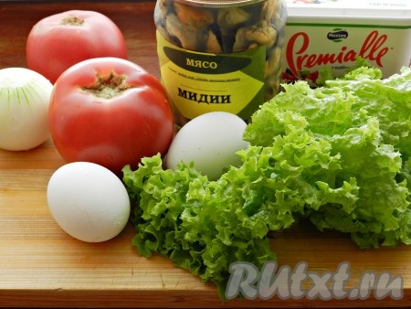 Ингредиенты для приготовления салата с маринованными мидиями
