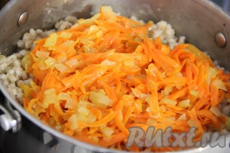  В кастрюлю с готовой горячей перловкой добавить обжаренные лук с морковью и хорошо перемешать.