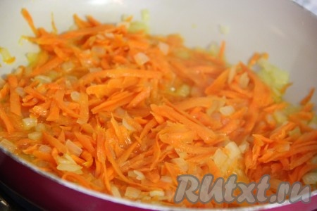  Обжарить овощи вместе в течение 5 минут (до мягкости моркови), время от времени помешивая.