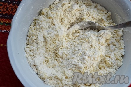 Сначала подготовим песочное тесто: смешиваем просеянную пшеничную муку с солью, добавляем кусочки масла и растираем масло с мукой.

