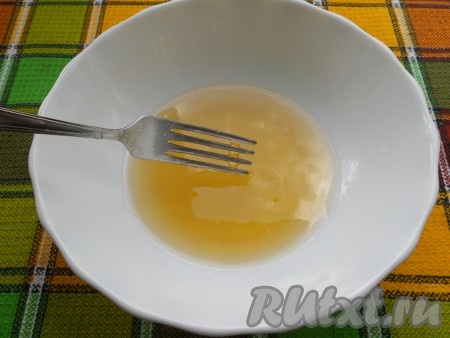 В небольшой ёмкости соединить мёд и лимонный сок, перемешать до однородности. Если мёд засахаренный (не жидкий), тогда прогрейте его на водяной бане (или в микроволновке) до жидкого состояния.