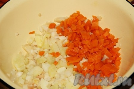Морковь мелко нарезаем.