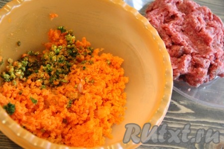 Морковь, лук и петрушку пропустить через мясорубку.