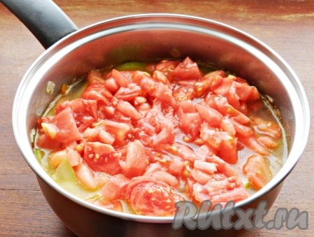 Добавить помидоры в суп с кабачками. Картофель в этот момент должен быть полностью готов. Приправить суп черным перцем и паприкой. Готовить суп еще несколько минут до мягкости всех овощей.
