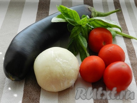 Ингредиенты для приготовления жареных баклажанов с помидорами и сыром
