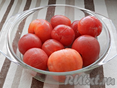 Затем кипяток слить, обдать помидоры холодной водой и снять с них кожицу.