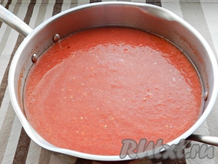 Влить томатное пюре, добавить соль и сахар, перемешать, довести до кипения и варить на среднем огне, периодически помешивая. Соус должен кипеть, но не бурлить.