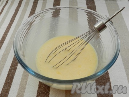 В отдельной миске взбить миксером яйца с сахаром в течение 3-4 минут. Добавить растопленное не горячее сливочное масло, перемешать миксером до получения однородной смеси.