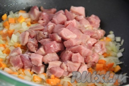 Далее добавить свинину к овощам, перемешать и обжарить в течение 4-5 минут, не забывая периодически перемешивать.