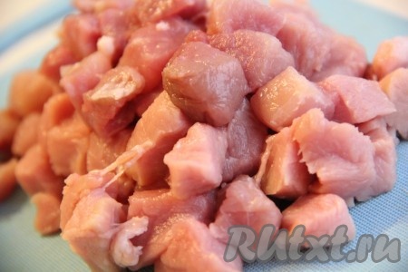 Мякоть свинины вымыть, обсушить, нарезать на кубики среднего размера.