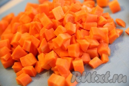 Очищенную морковь нарезать на маленькие кубики (или натереть на крупной тёрке).
