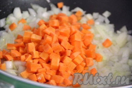  Затем добавить морковь, перемешать и обжаривать овощи, иногда помешивая, в течение 5-6 минут.
