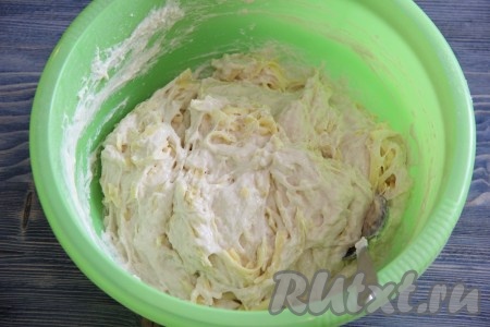Перемешать тесто с сыром с помощью ложки.