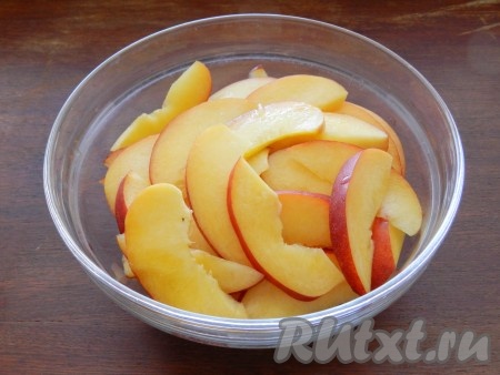 Персики (или нектарины) вымыть, нарезать дольками, полить лимонным соком.
