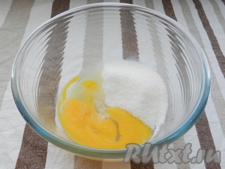 Яйцо соединить с сахаром и ванильным сахаром.