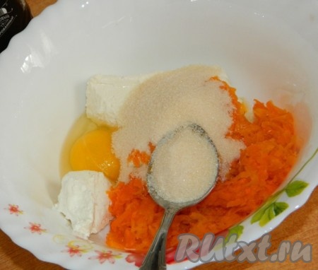 Соединить морковь с творогом, сахаром и яйцом, тщательно перемешать.
