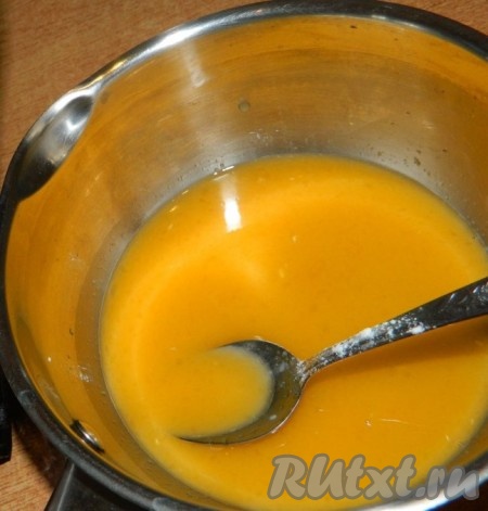 Приготовить апельсиновый соус для наших сырников.  Из апельсина выжать сок и добавить в сок сахар и крахмал. Хорошо перемешивать. Нагреть соус на медленном огне и, помешивая, довести его до густоты.
