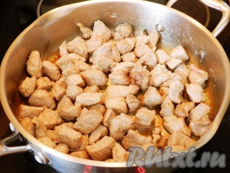 В сковороде разогреть растительное масло, выложить кусочки свинины. Обжарить мясо на среднем огне, периодически помешивая, до золотистой корочки со всех сторон.