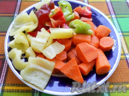 Также нарезать очищенные сладкий болгарский перец и морковь.

