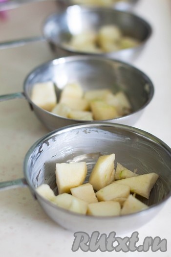 Вымытые фрукты очистить и нарезать кубиками. Смазать формочки сливочным маслом и уложить фрукты слоями: яблоко,
