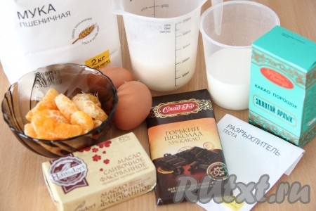 Подготовить продукты для приготовления шоколадных маффинов с какао и шоколадом. Мандарины почистить.