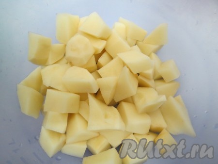 После того как бульон будет готов, картофель нарежьте кубиками и отправьте вариться в бульон.
