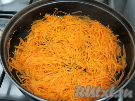 Морковь обжариваем до мягкости на оставшемся масле.
