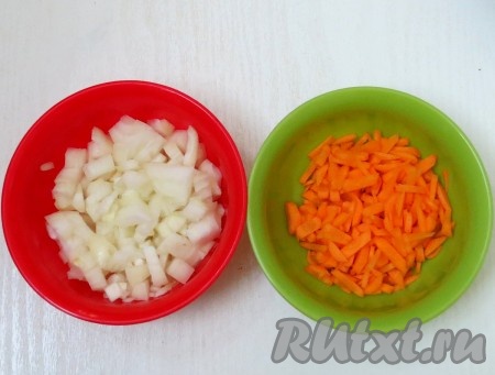 Лук нарезаем кубиками, морковь - маленькой соломкой или просто натираем на тёрке.
