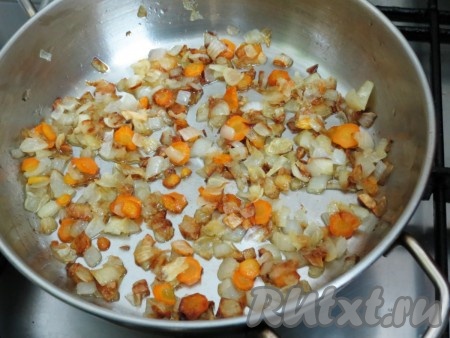 Лук и морковь обжариваем на растительном масле на среднем огне, иногда помешивая, до мягкости моркови (на это потребуется минут 6-7). После того как подосиновики проварятся с картошкой 20 минут, добавляем в кастрюлю обжаренные овощи и пропущенный через пресс чеснок, солим, перчим, доводим до кипения. А затем варим на небольшом огне 5 минут.