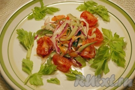 Салат из капусты, помидоров и перца