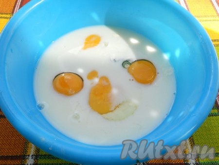 В миску влить молоко добавить яйца, посолить и хорошо взбить венчиком яично-молочную смесь.