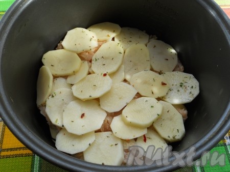 Далее ровным слоем выложить половину оставшегося картофеля и фарш. Верхним слоем равномерно разложить оставшуюся картошку.