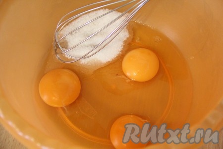 В глубокую миску вбить 3 куриных яйца, добавить соль и сахар, взбить венчиком до получения пышной и воздушной массы.