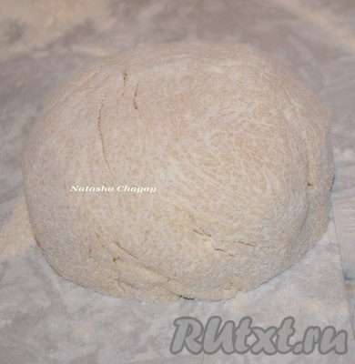 Получившееся песочное тесто скатать в шар и убрать на 1 час в холодильник.
