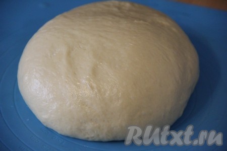 После завершения программы хлебопечки достать тесто, выложить его на силиконовый коврик (или на стол припорошенный мукой) и хорошо обмять.